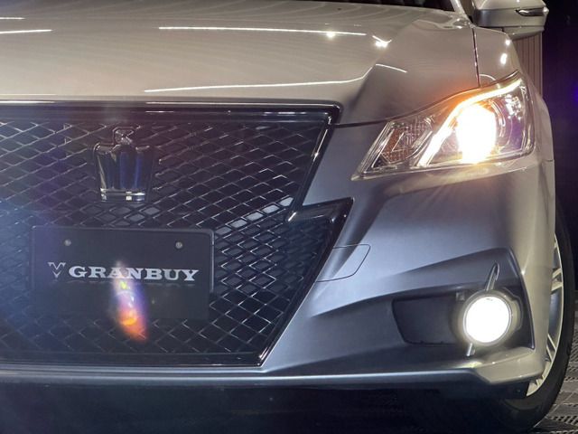 CROWN sedan hybrid
