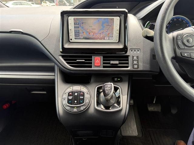 VOXY HYBRID