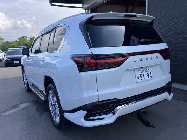 LEXUS LX600