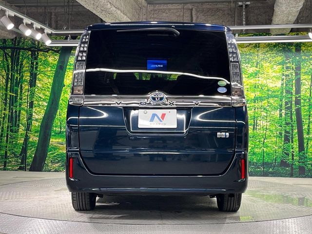 VOXY HYBRID