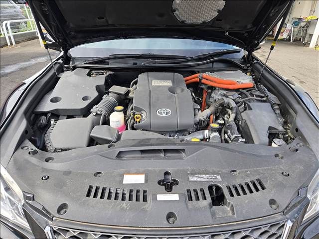 CROWN sedan hybrid