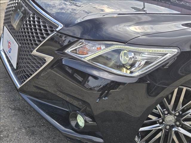 CROWN sedan hybrid