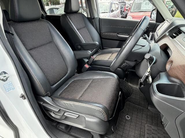 FREED plus HYBRID 4WD