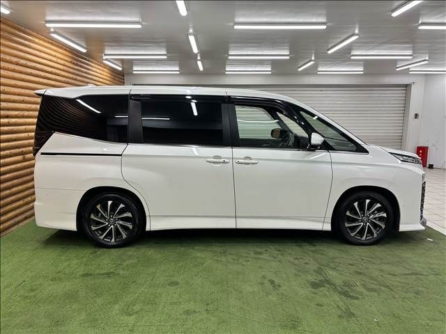 VOXY HYBRID