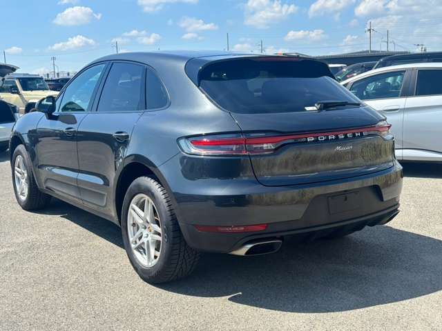 PORSCHE Macan