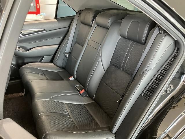 CROWN sedan hybrid