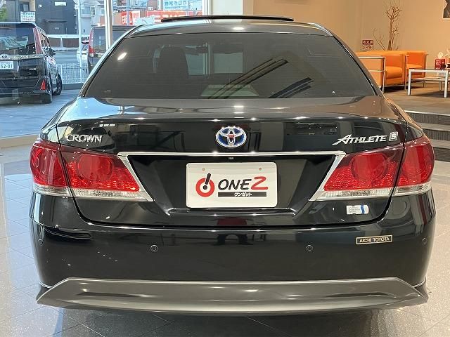 CROWN sedan hybrid