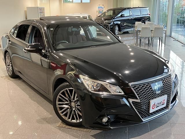 CROWN sedan hybrid