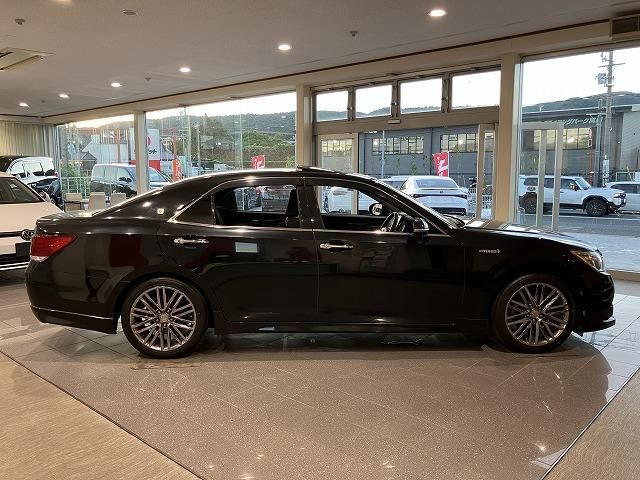CROWN sedan hybrid