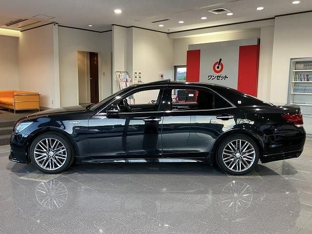 CROWN sedan hybrid