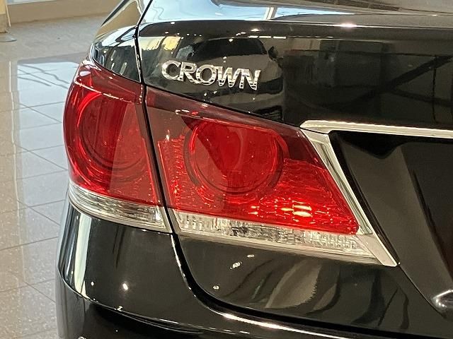 CROWN sedan hybrid