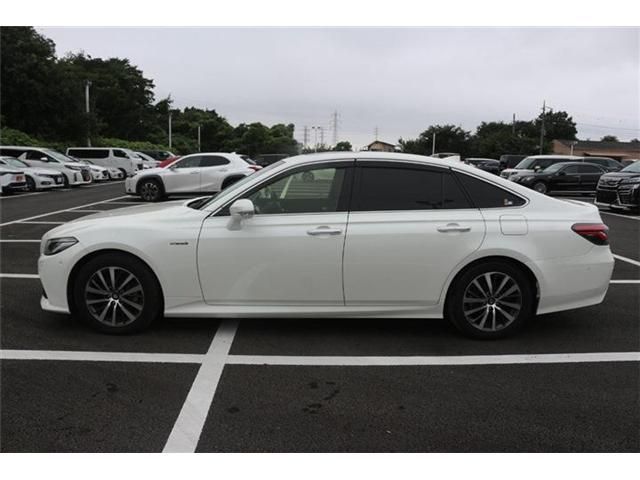 CROWN sedan hybrid