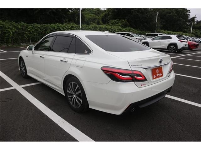 CROWN sedan hybrid