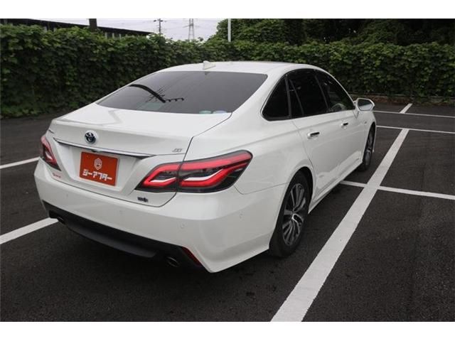 CROWN sedan hybrid