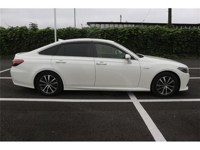 CROWN sedan hybrid