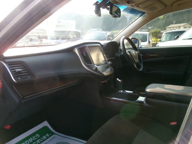 CROWN sedan hybrid