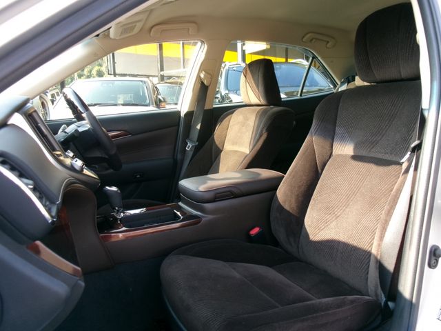 CROWN sedan hybrid