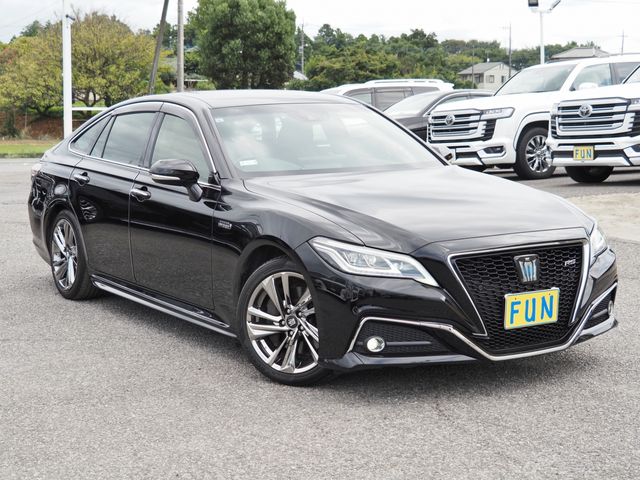 CROWN sedan hybrid