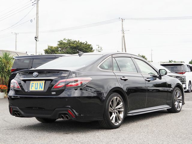 CROWN sedan hybrid