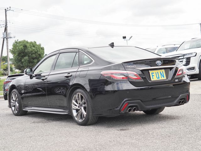 CROWN sedan hybrid