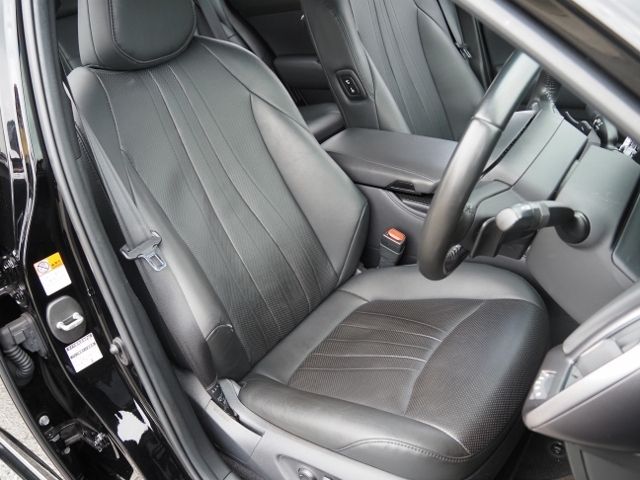 CROWN sedan hybrid