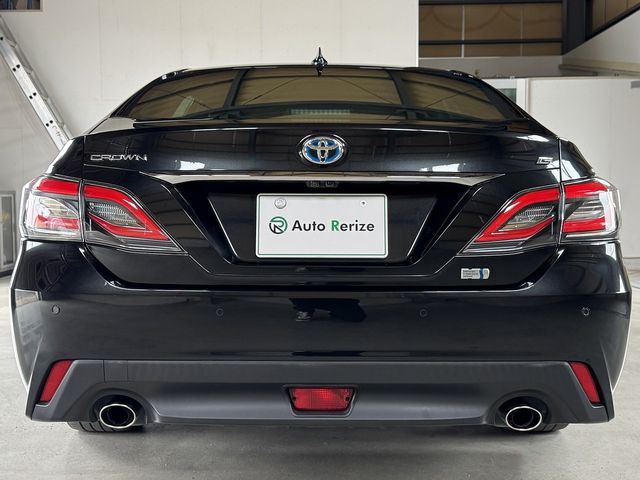 CROWN sedan hybrid