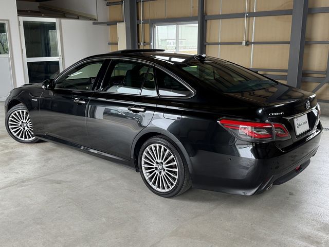 CROWN sedan hybrid