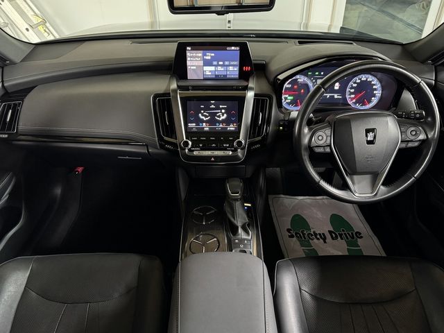 CROWN sedan hybrid