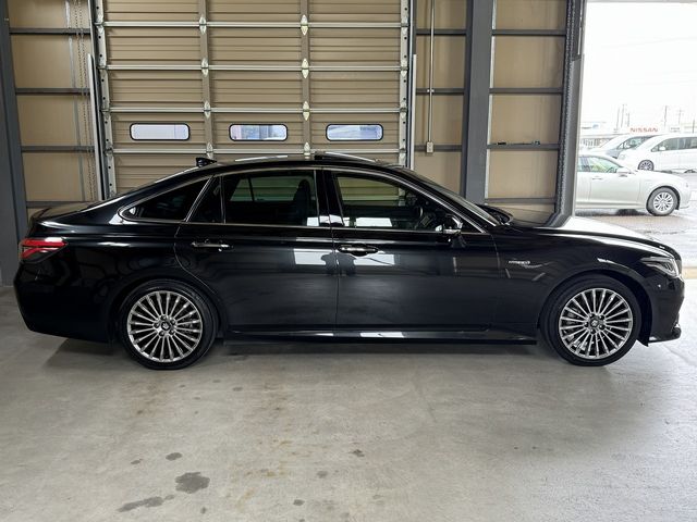 CROWN sedan hybrid