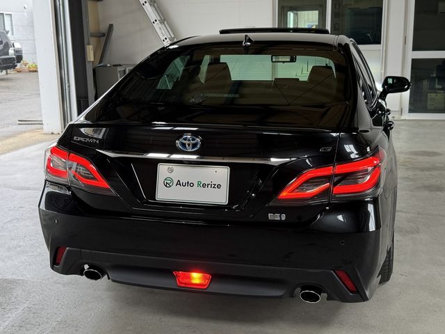 CROWN sedan hybrid