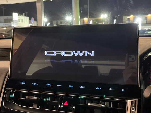 CROWN sedan hybrid