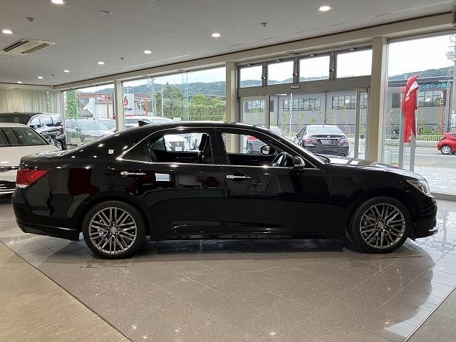 CROWN sedan