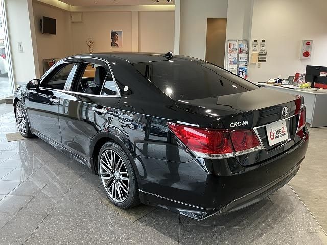 CROWN sedan