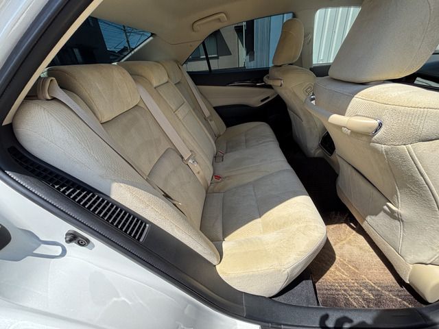 CROWN sedan hybrid