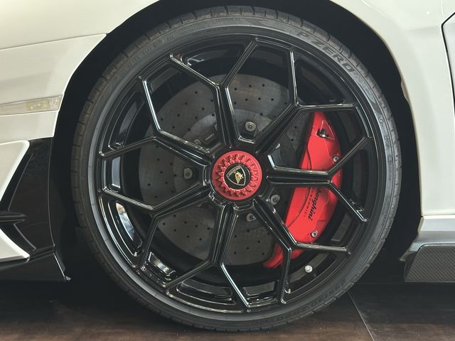 LAMBORGHINI Aventador