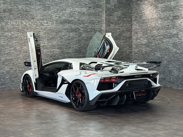 LAMBORGHINI Aventador