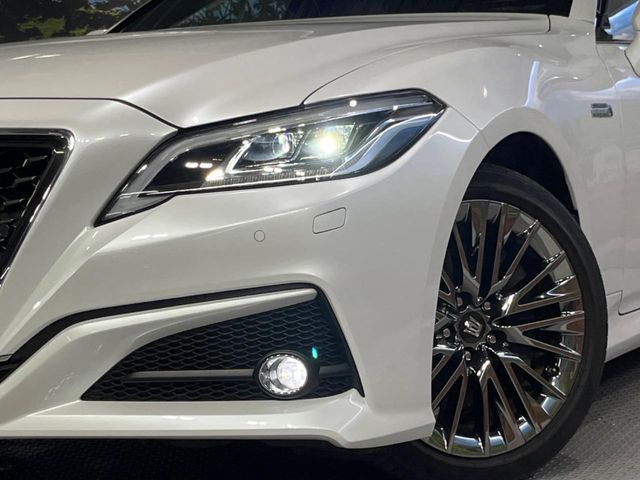CROWN sedan hybrid