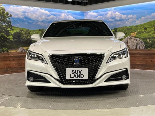 CROWN sedan hybrid