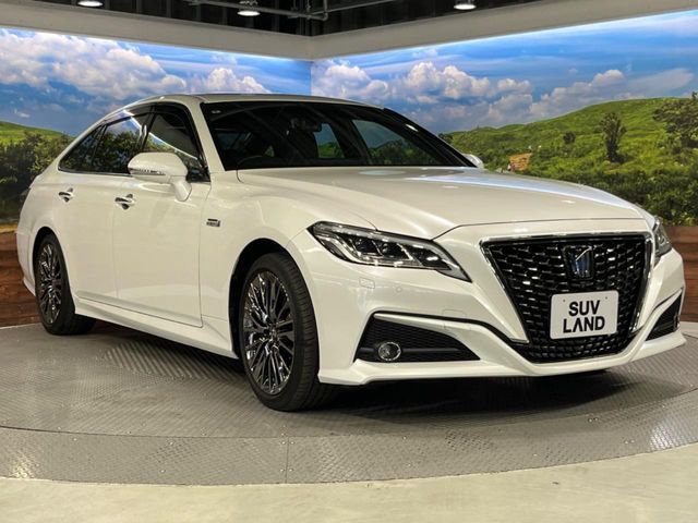 CROWN sedan hybrid