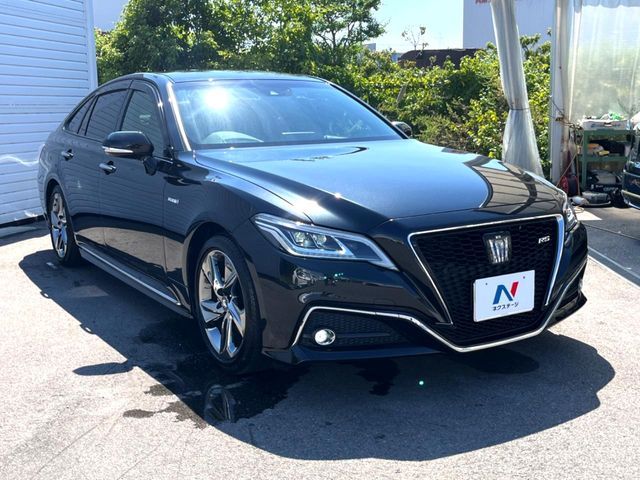 CROWN sedan hybrid