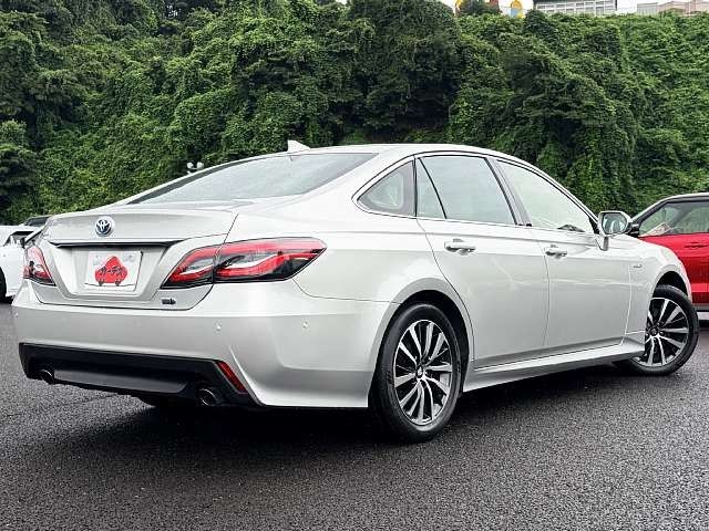 CROWN sedan hybrid