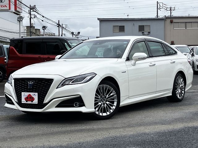 CROWN sedan hybrid