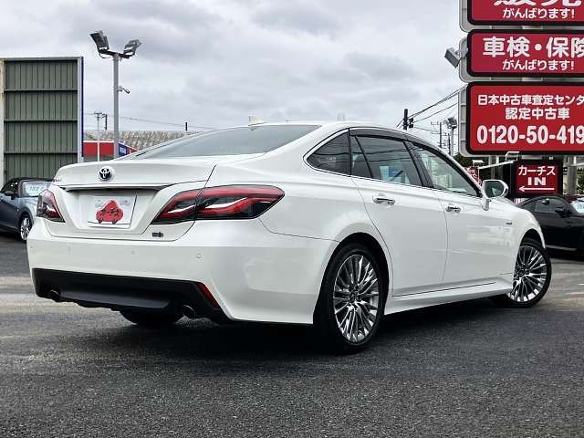 CROWN sedan hybrid