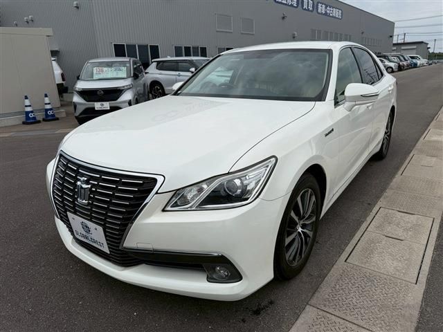 CROWN sedan hybrid