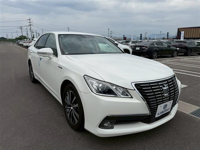 CROWN sedan hybrid