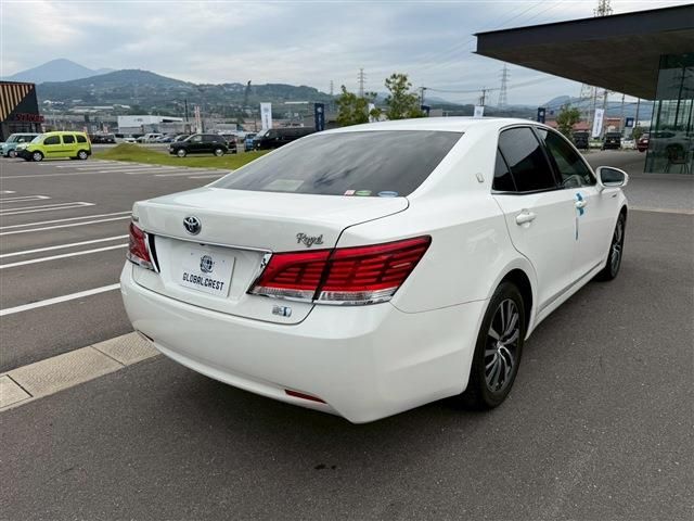 CROWN sedan hybrid