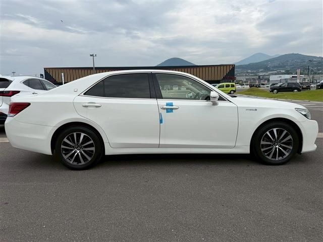 CROWN sedan hybrid