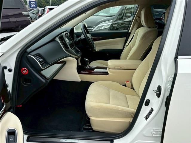 CROWN sedan hybrid
