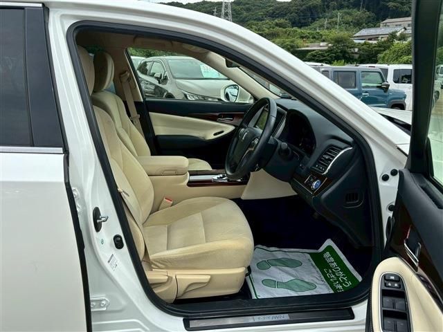CROWN sedan hybrid