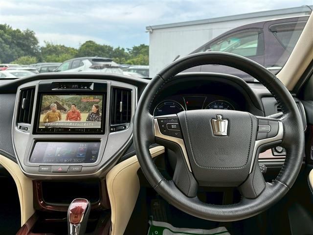 CROWN sedan hybrid